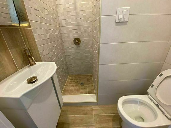 5th image of 358 Irving Ave #2N