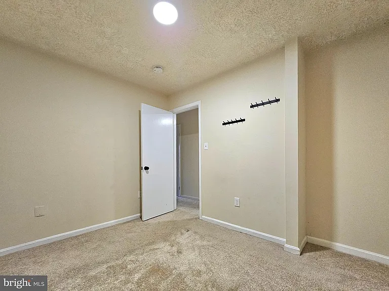 8561 Southlawn Ct — Photo 18