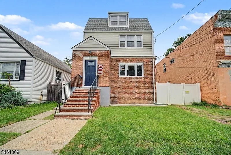 3 bed, 1.0 bath, $2,500 — Photo 1