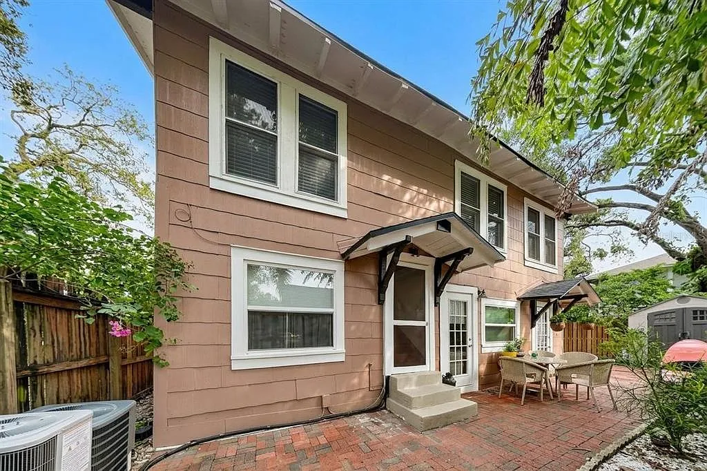 2 bed, 1.0 bath, 641 sqft, $2,145 — Photo 1