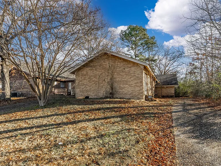 6104 Meadowbrook Ln — Photo 3