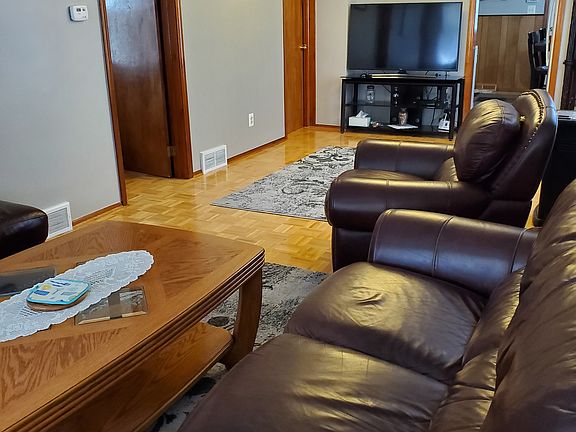 5th image of 2721 Yemans St
