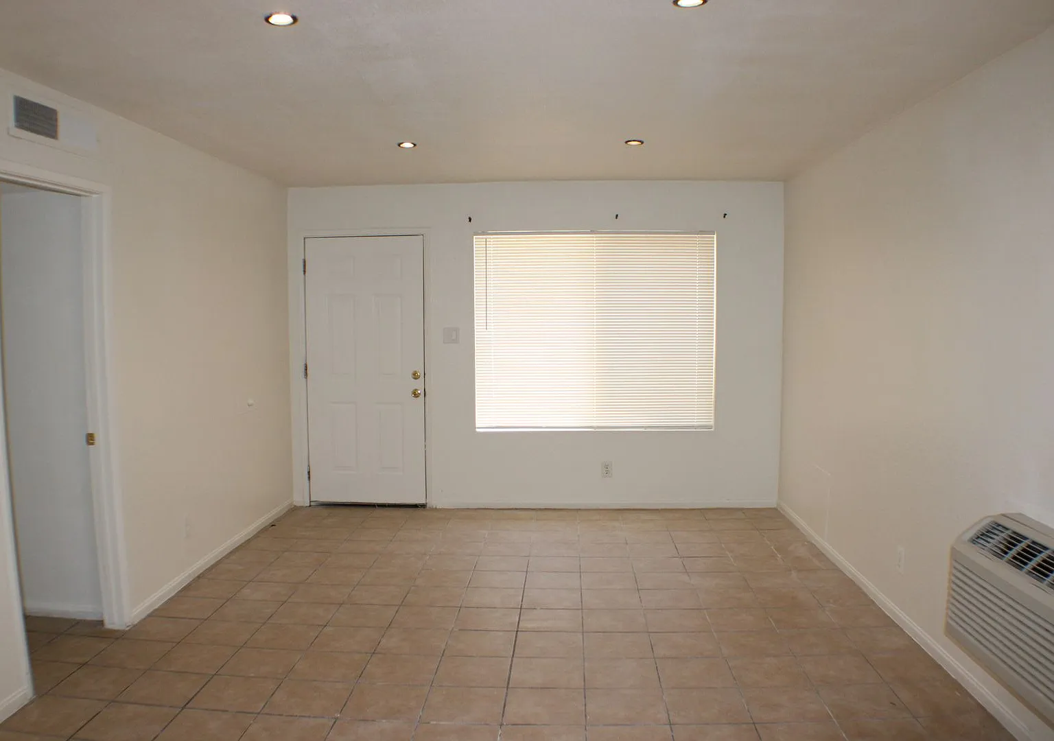 Charming 2 Bedroom, 1 Bath in California City, CA! — Photo 2
