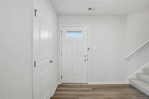 303 Lorraine Dr — Photo 3