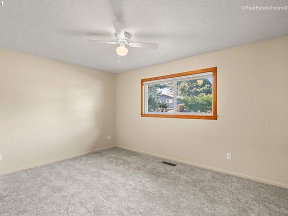 5th image of 2755 SE Spruce St