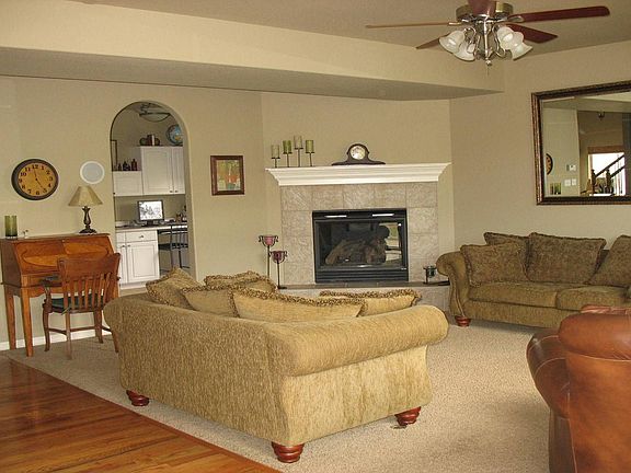Family Room w/gas fireplace