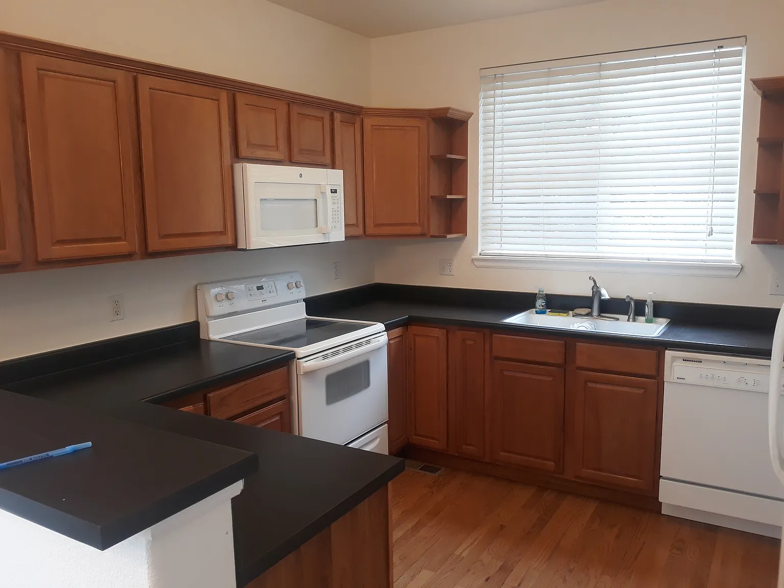3 bed, 2.5 bath, 1575 sqft, $2,600 — Photo 2