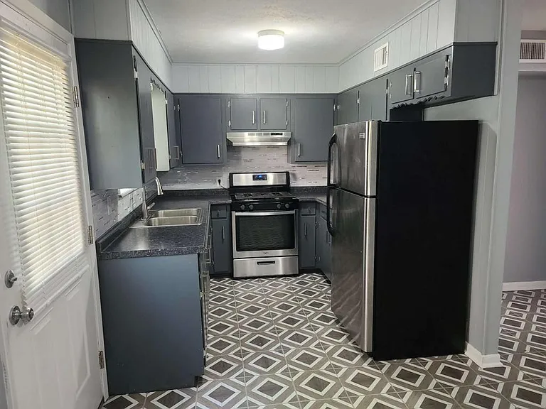 329 E 6th St #2 — Photo 8