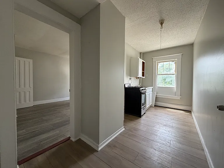 562 Arctic St #2B — Photo 2
