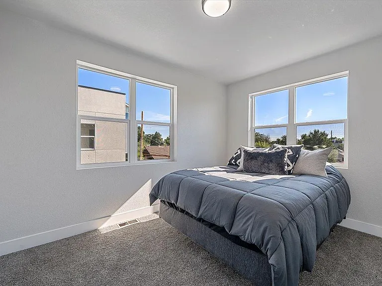 1326 Benton St — Photo 16