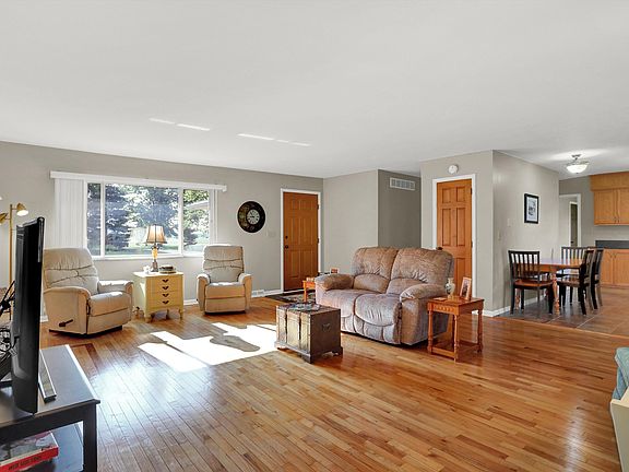 5th image of 24 Shadeland Dr
