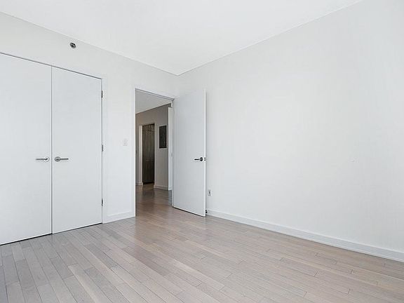 4th image of 250 Bedford Ave #402-129