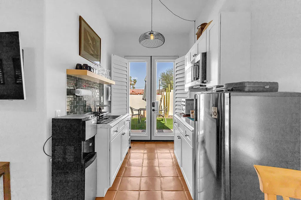2 bed, 700 sqft, $2,500 — Photo 1