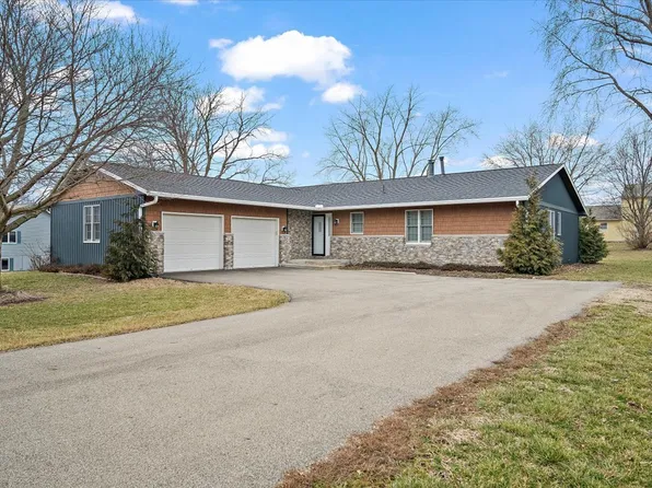 2211 Windsor Ct, Bloomington, IL 61705