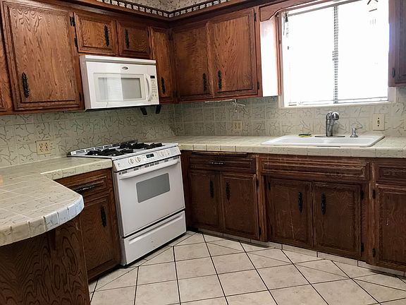 3rd image of 1418 W Tulare Ave