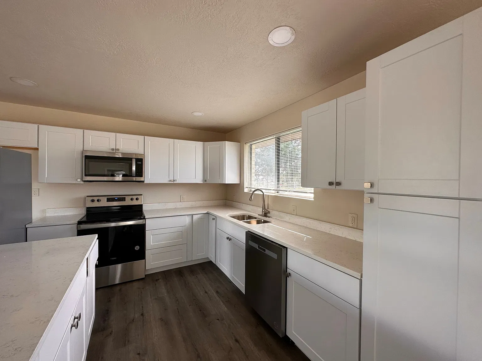 3 bed, 2.5 bath, 1800 sqft, $2,000 — Photo 1