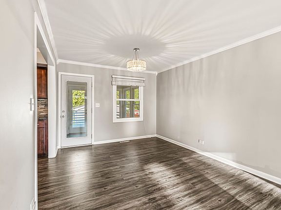 5th image of 419 Deerpath Dr
