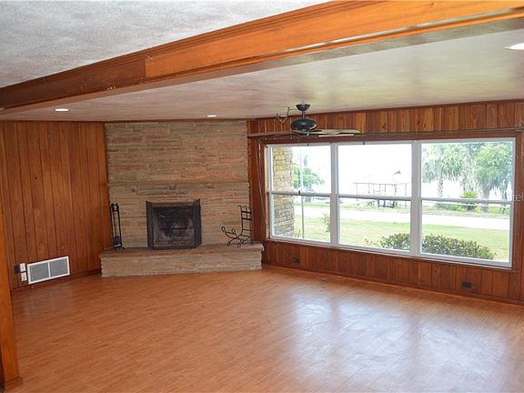 3rd image of 160 Lakeshore Dr