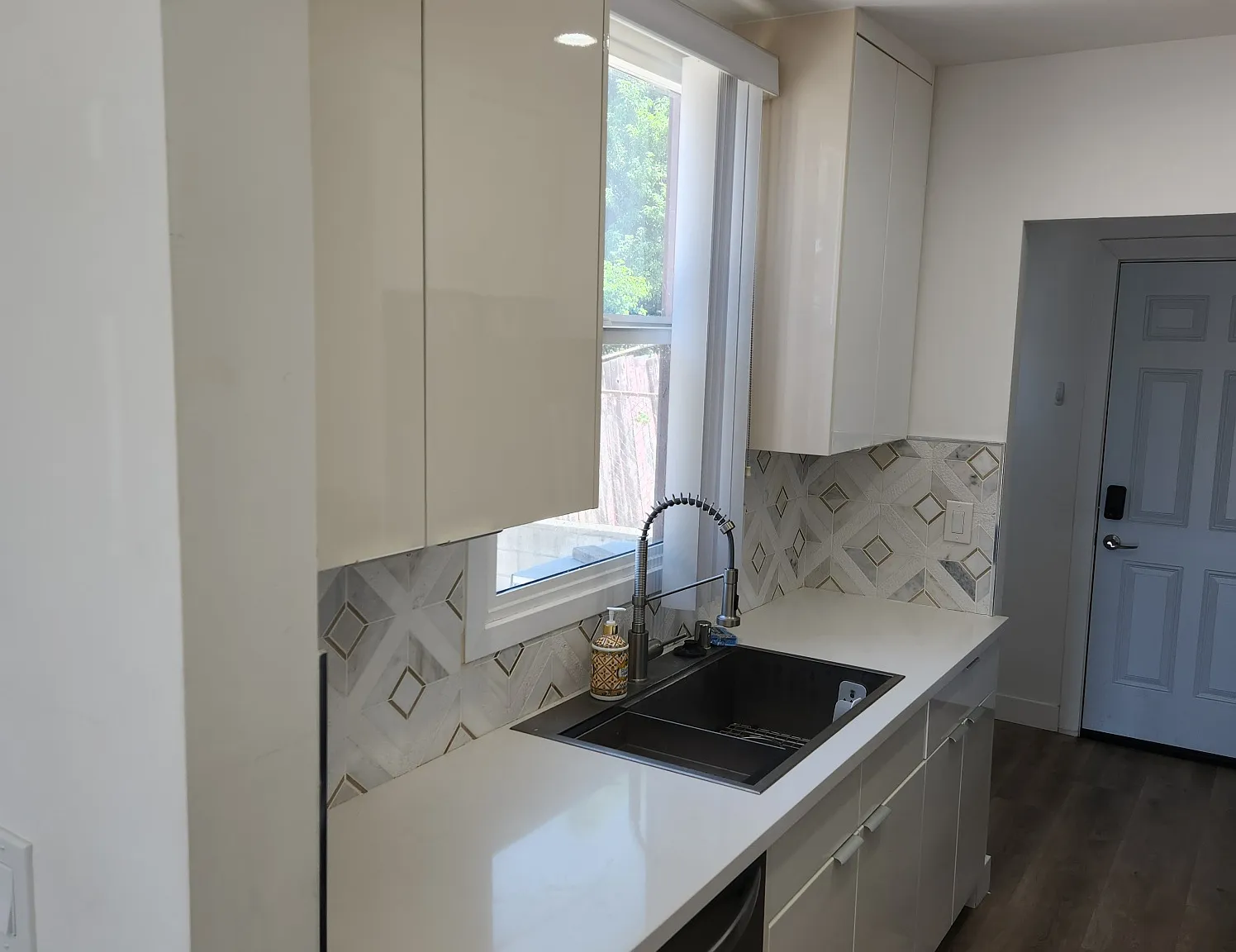 1 bed, 650 sqft, $2,400 — Photo 2