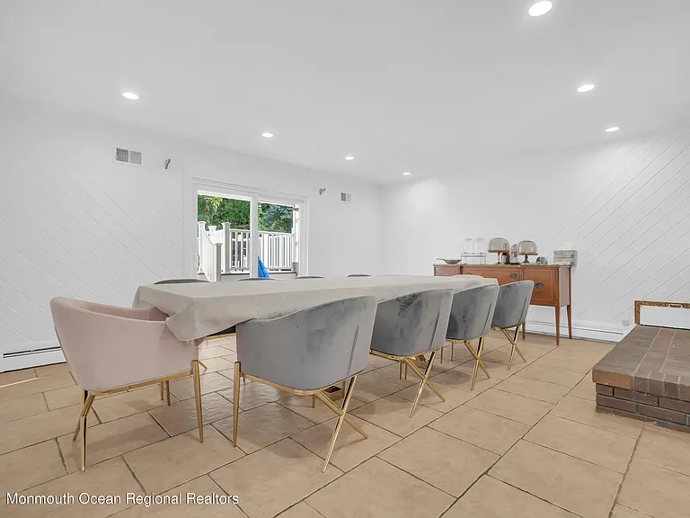 45 Roslyn Ct — Photo 4