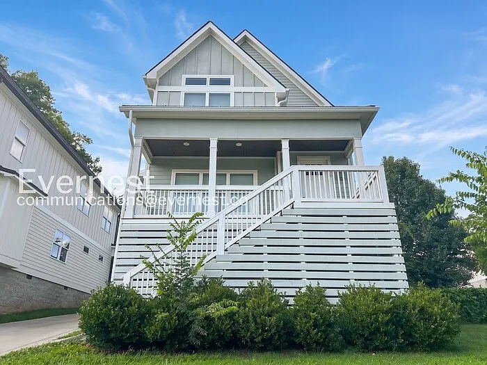 520 Moore Ave — Photo 1