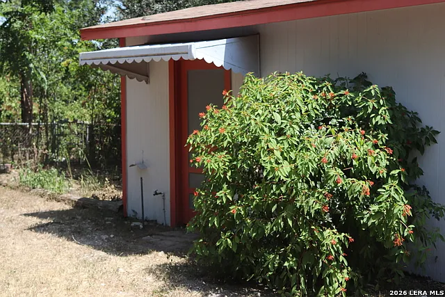 2 bed, 1.0 bath, 1300 sqft, $1,350 — Photo 3