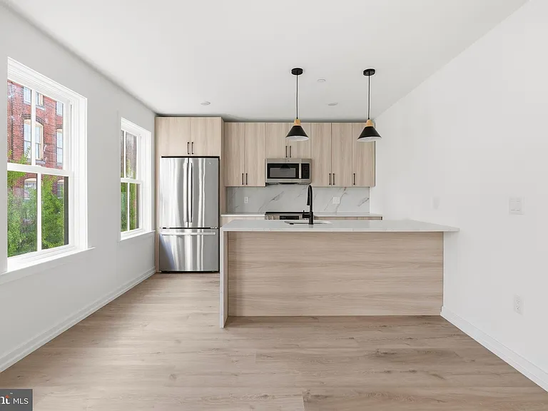 209 New St #2G — Photo 3