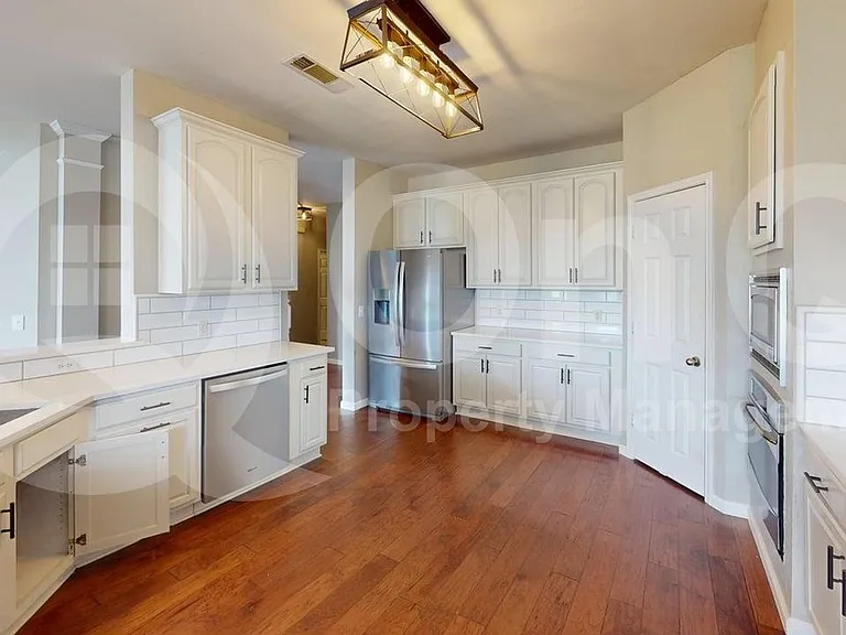 11281 Balcones Dr — Photo 5