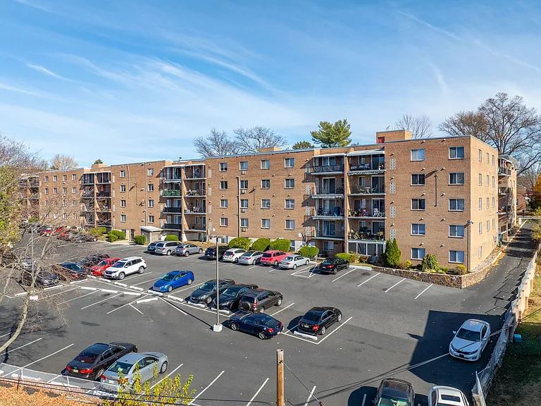 Lindenwood Apartments — Photo 1