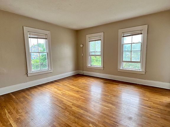 4th image of 223 Lyon St NE APT B