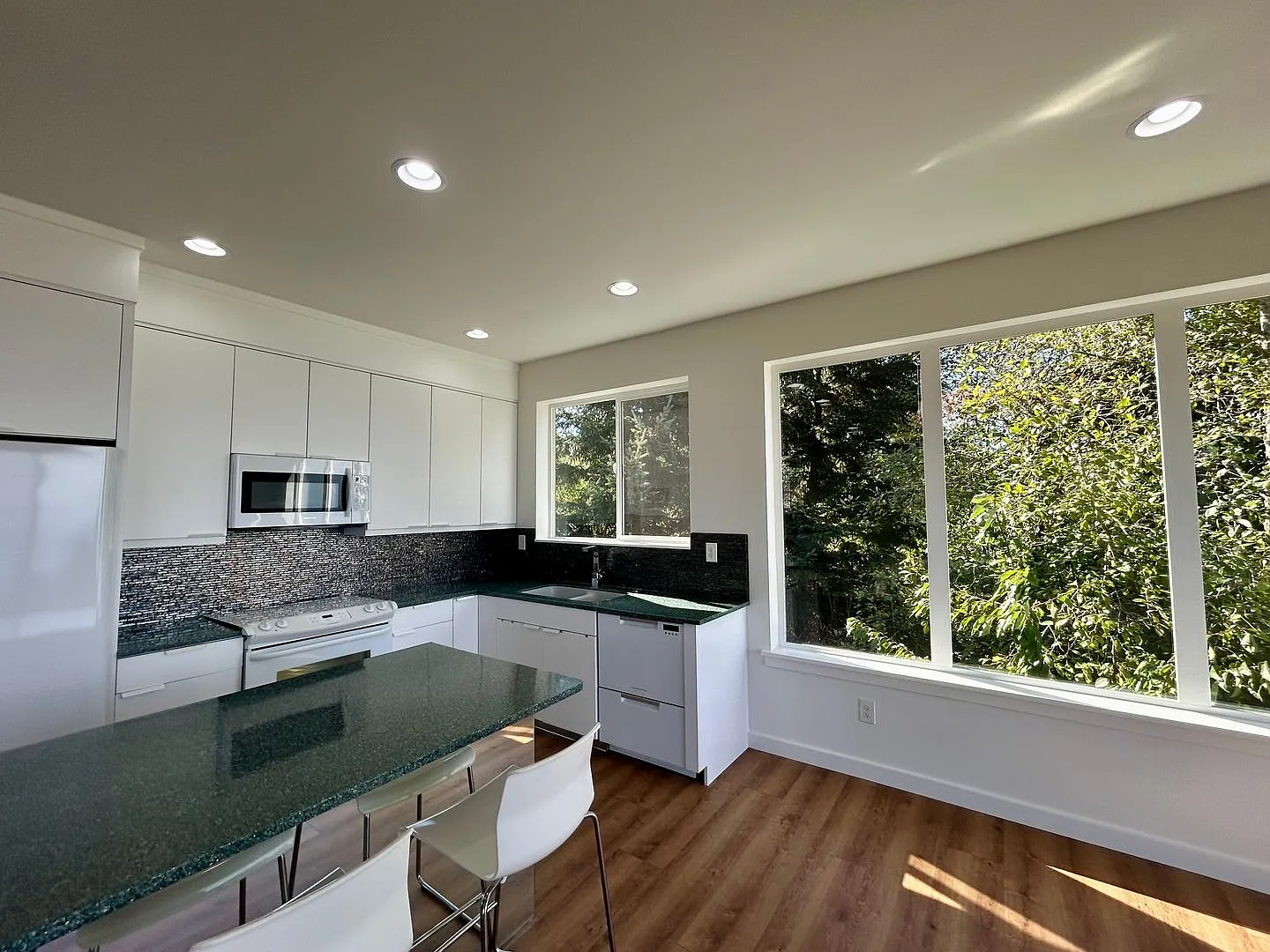 8761 Semiahmoo Dr — Photo 2