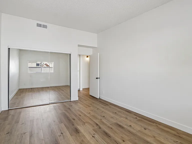 521 N Kenmore Ave #102 — Photo 13