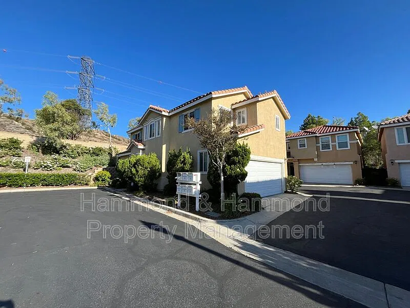 3 bed, 2.5 bath, 1558 sqft, $3,995 — Photo 2