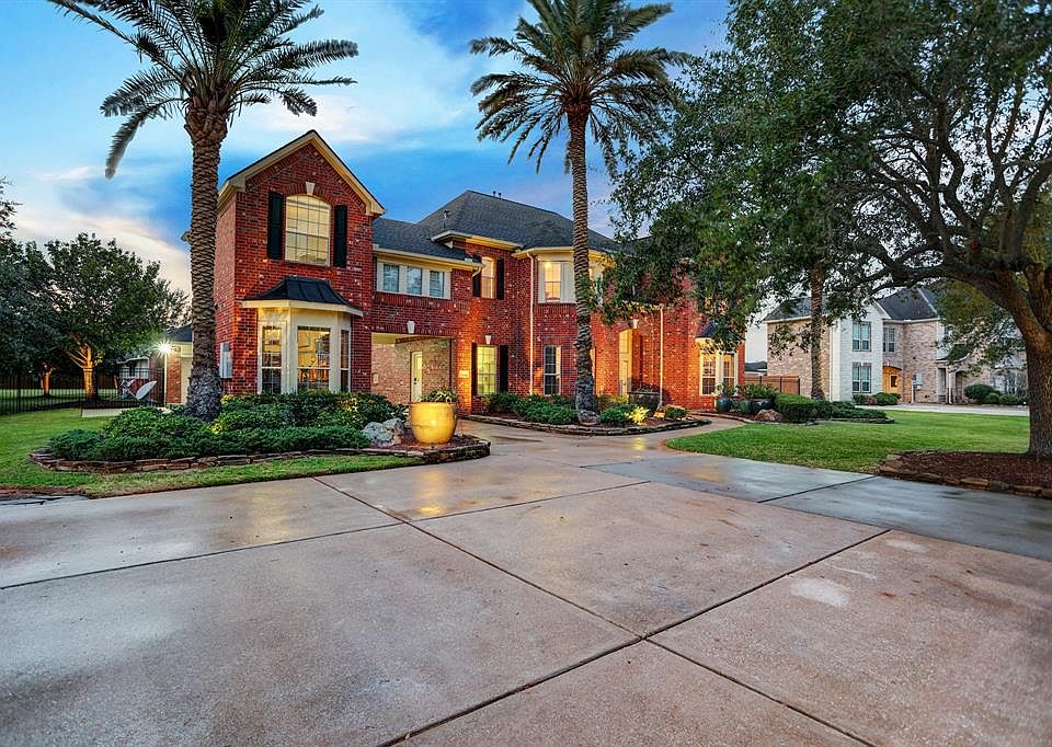 MUST SEE TRENDMAKER HOME SITTING ON ONE OF WHISPERING LAKES RANCH MOST SECLUDED STREETS OF ONLY 4 HOMES. WITH THE LAKE IN THE FRONT AND THE INCREDIBLE 1.3 ACRE LOT BOASTING OVER 40+ TREES, THIS PROPERTY IS A MUST SEE PRIVATE RETREAT.
