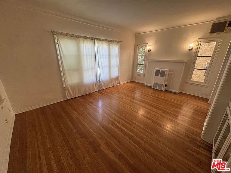 264 S Reeves Dr #101 — Photo 3