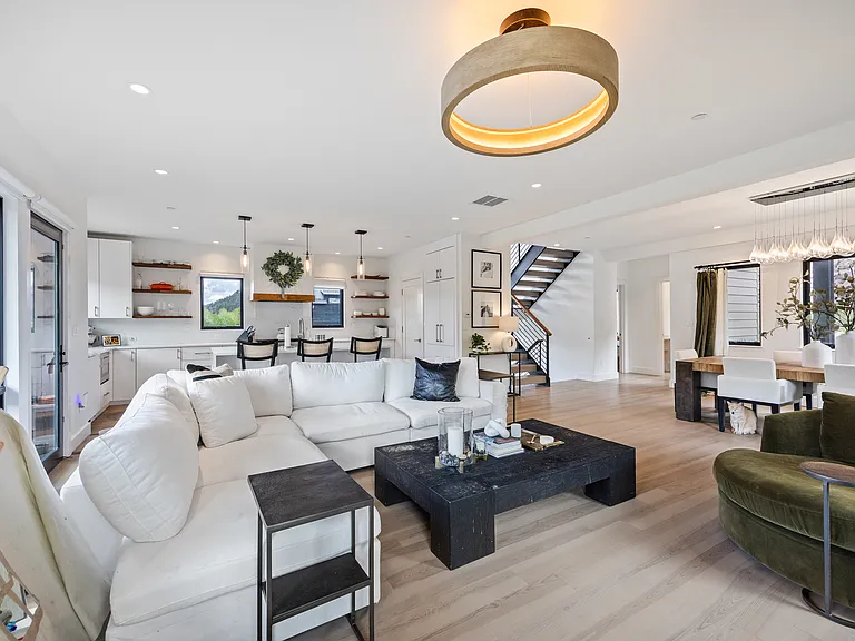 215 S Sunset Ridge Dr — Photo 2