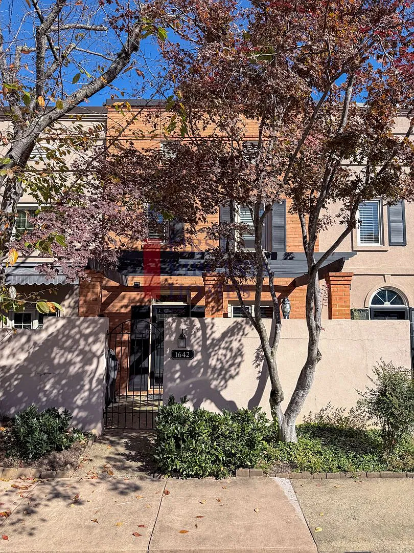 Move-In Ready Garden Court Townhome 2 Bed / 2.5 Bath — Photo 1