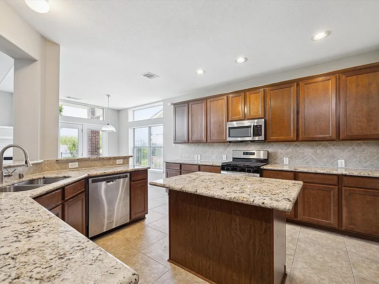 30507 Russell Point Dr — Photo 11