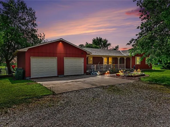 1301 W 8th St, Edgerton, KS 66021