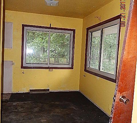 3rd image of 560 E Delano Ave