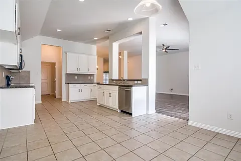 3 bed, 2276 sqft, $2,200 — Photo 4