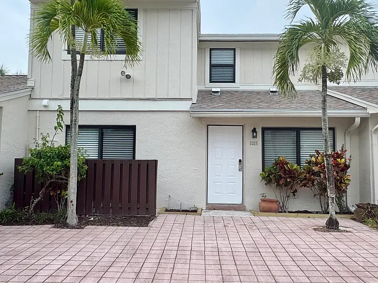 5325 Tennis Ln — Photo 1