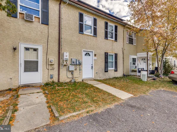 555 W Loch Lomond Dr, Sicklerville, NJ 08081