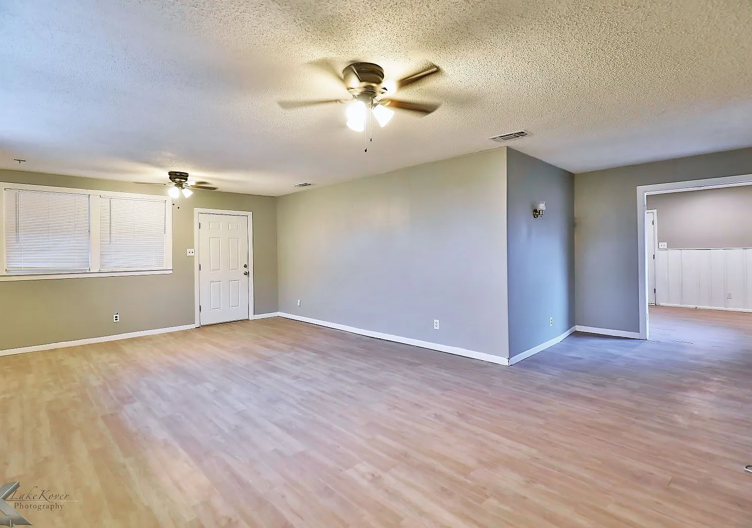 Complete update! 3 bed, 2 bath, 2 living, 1 car garage! — Photo 3
