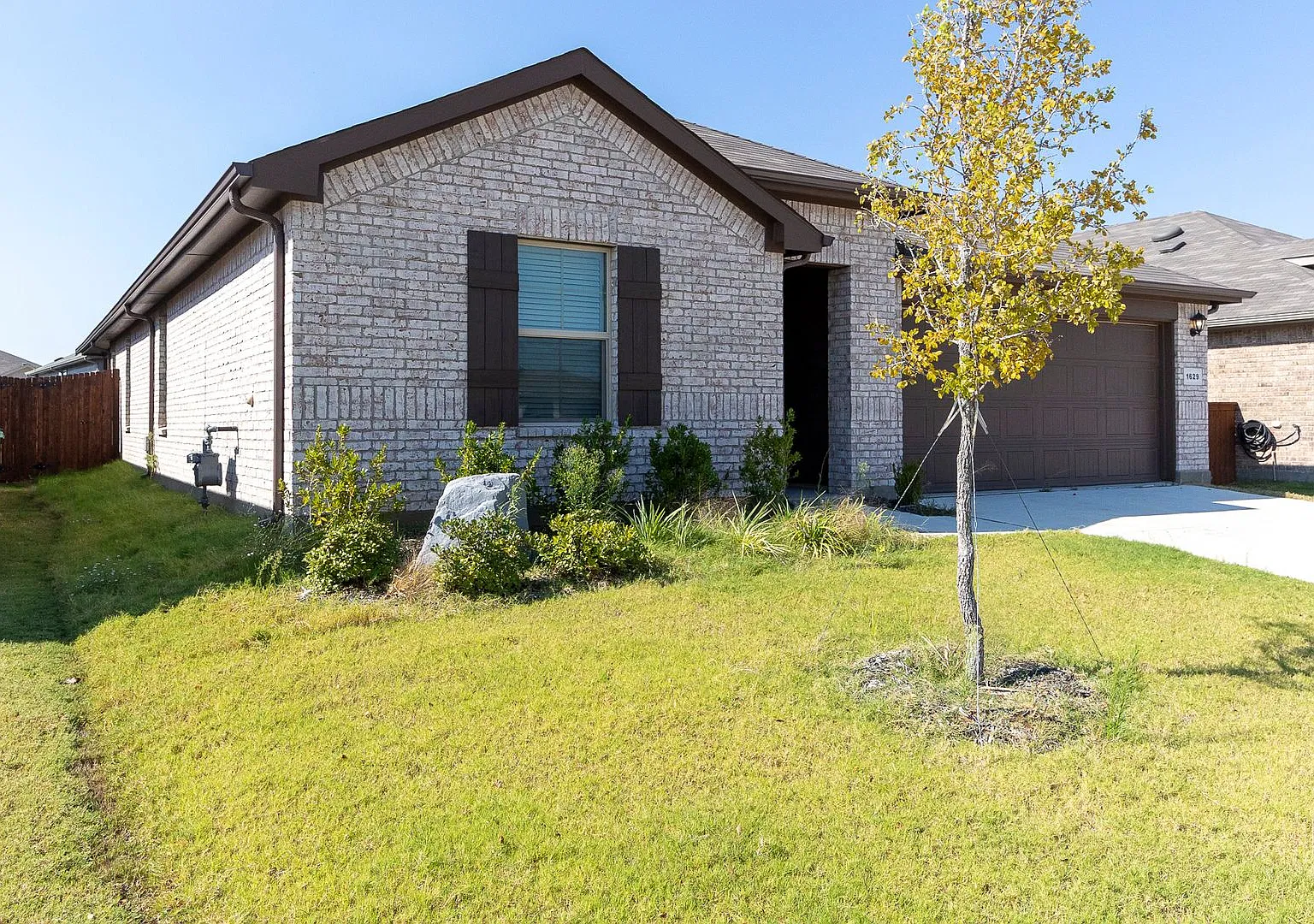 Beautiful Modern 4-Bedroom Home with Open Living Space, Spacious Layout & 2-Car Garage in Krum, TX — Photo 4