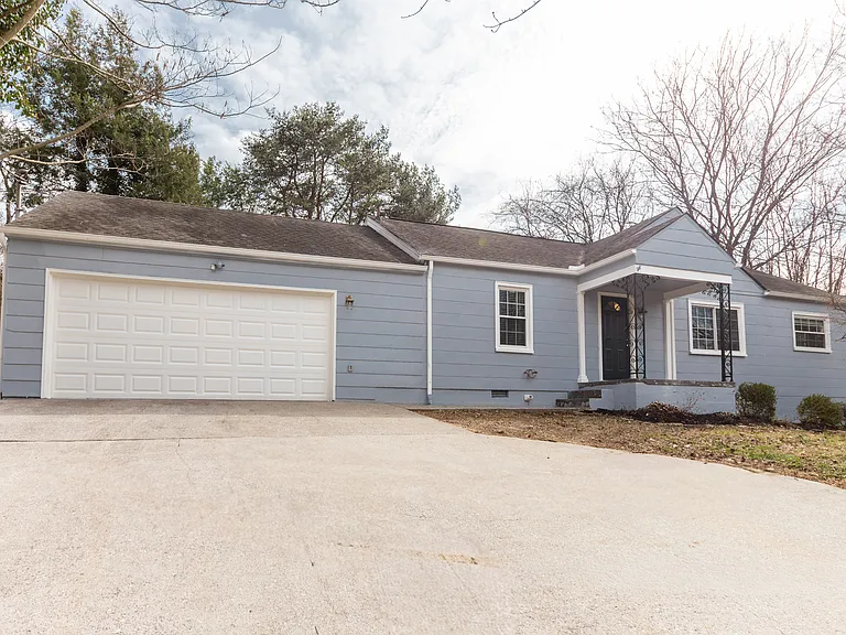 2424 Emoriland Blvd — Photo 1