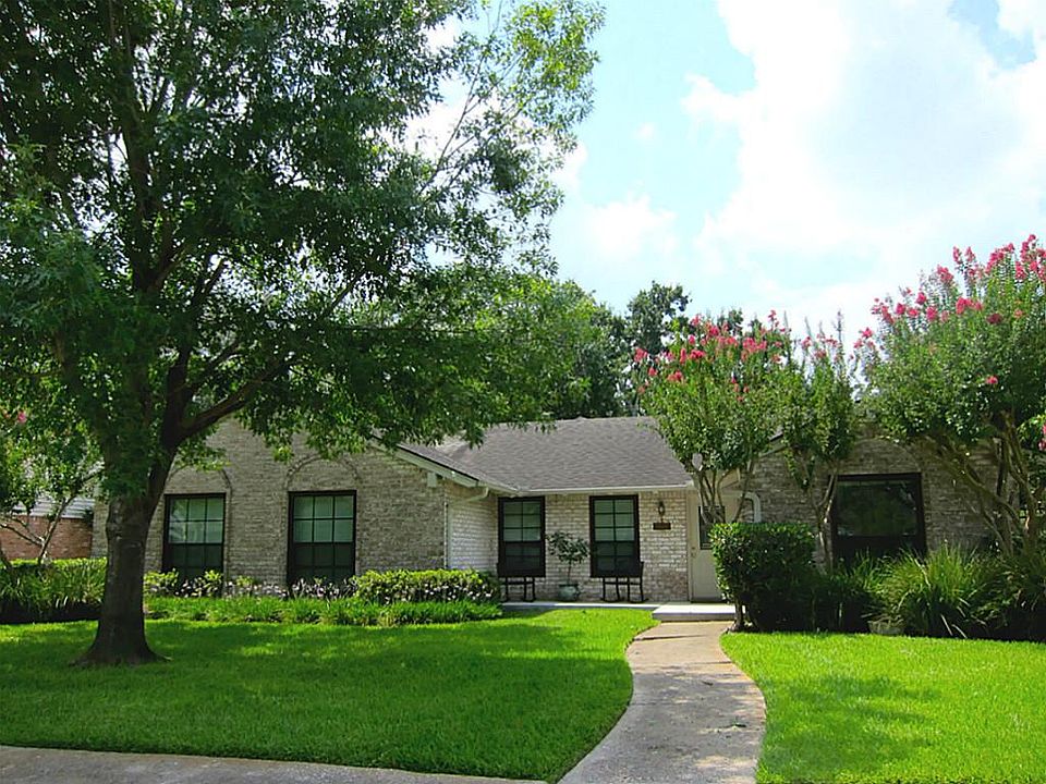 Big Oak Tree. This home has it all