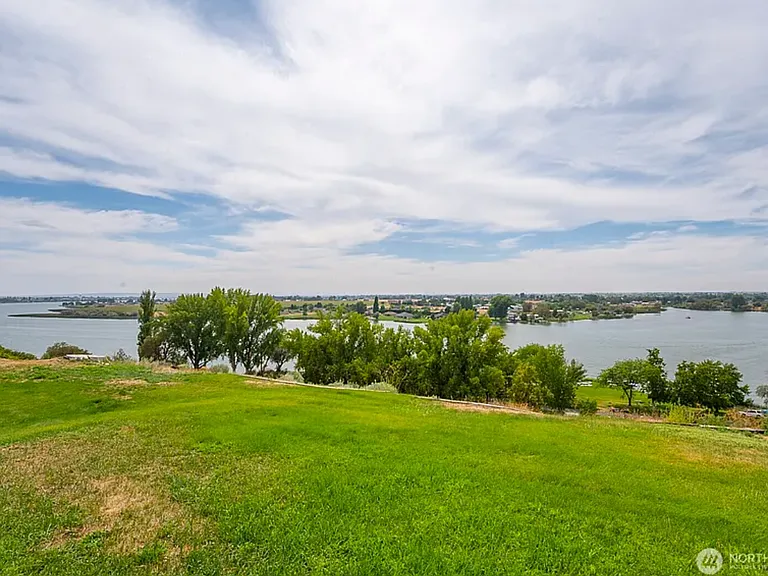 634 N Crestview Dr — Photo 16