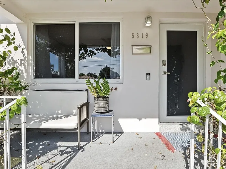 5819 SW 4th St — Photo 3