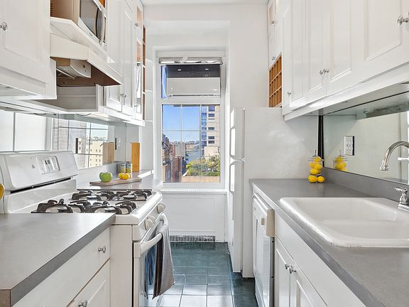 4th image of 465 W 23rd St APT 18A